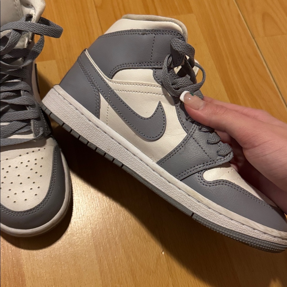 Jordan woman’s Sneakers in Gray and White size 6.5 - Picture 4 of 7